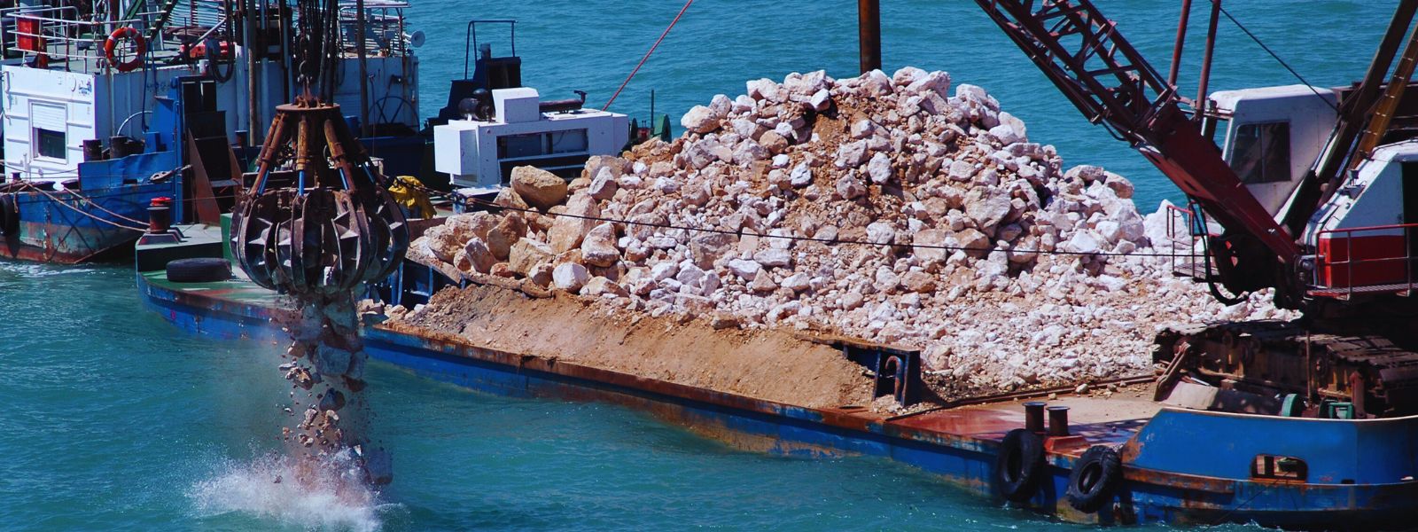 Raccogliere e depositare materiali da dragaggio è gestione abusiva di rifiuti